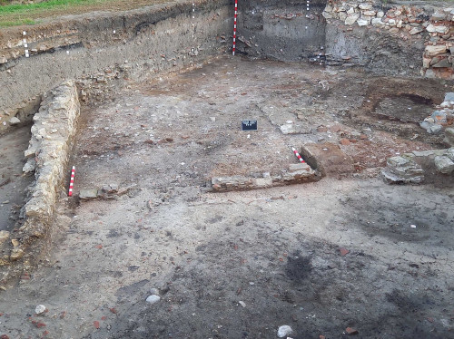 Clădirea romană II, camera W2: detalii ale zidului Z21 (perimetral), a zidului Z25 (compartimental) și a interiorului încăperii (imagine dinspre N-E).